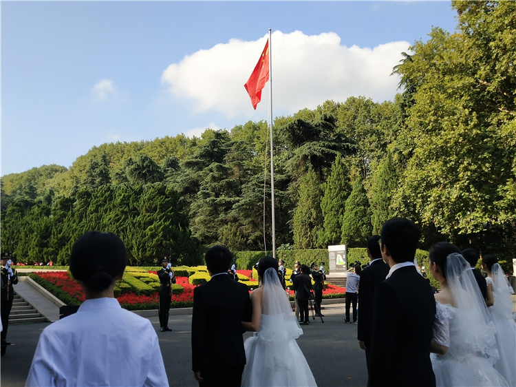 2020年9月30日，江苏新婚夫妇向革命先烈献花
