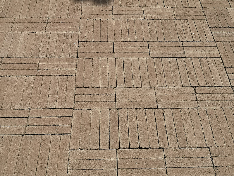 再生砖铺成的道路