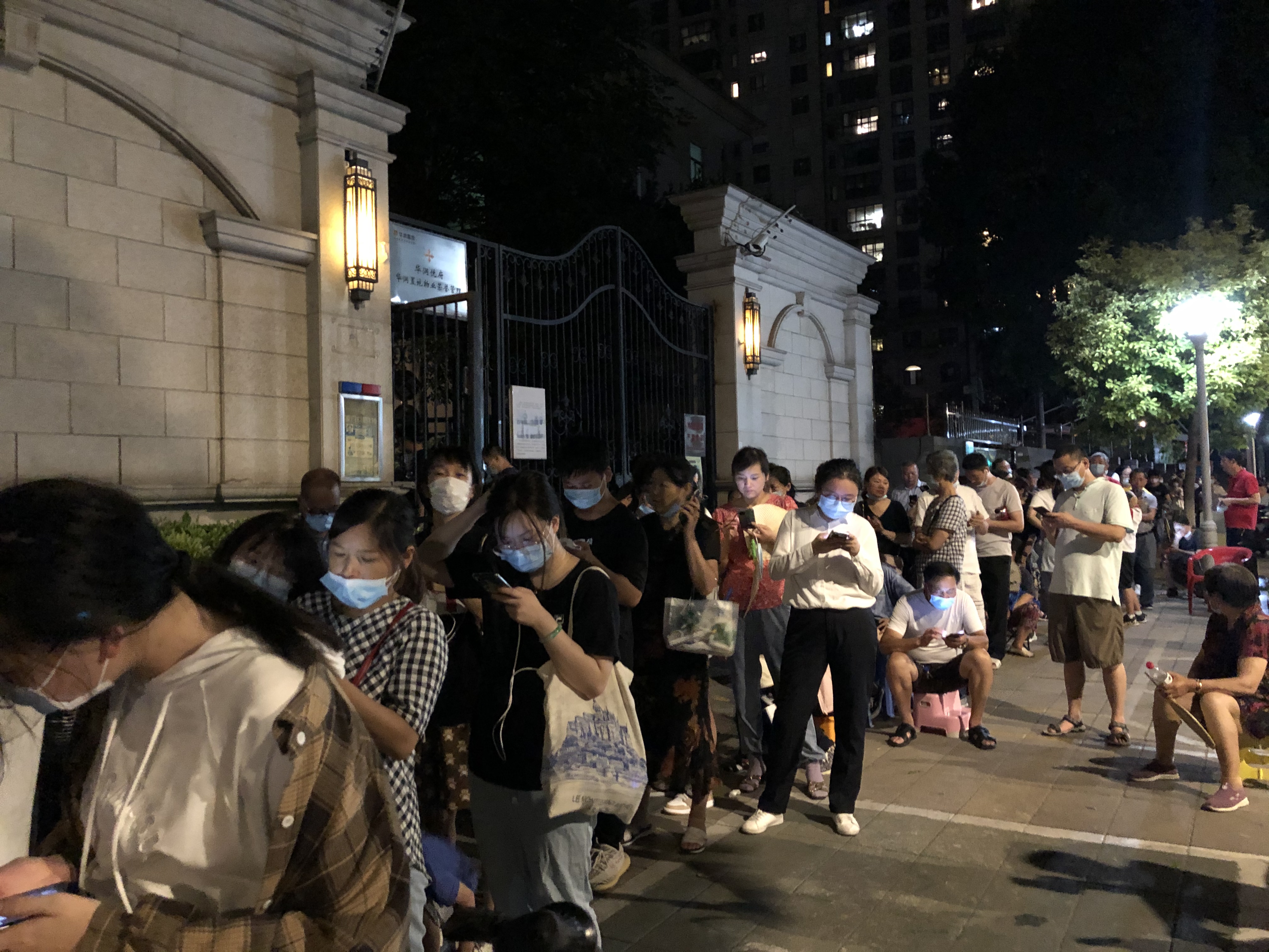 挑灯夜战 夜以继日 新江苏记者直击南京核酸检测现场