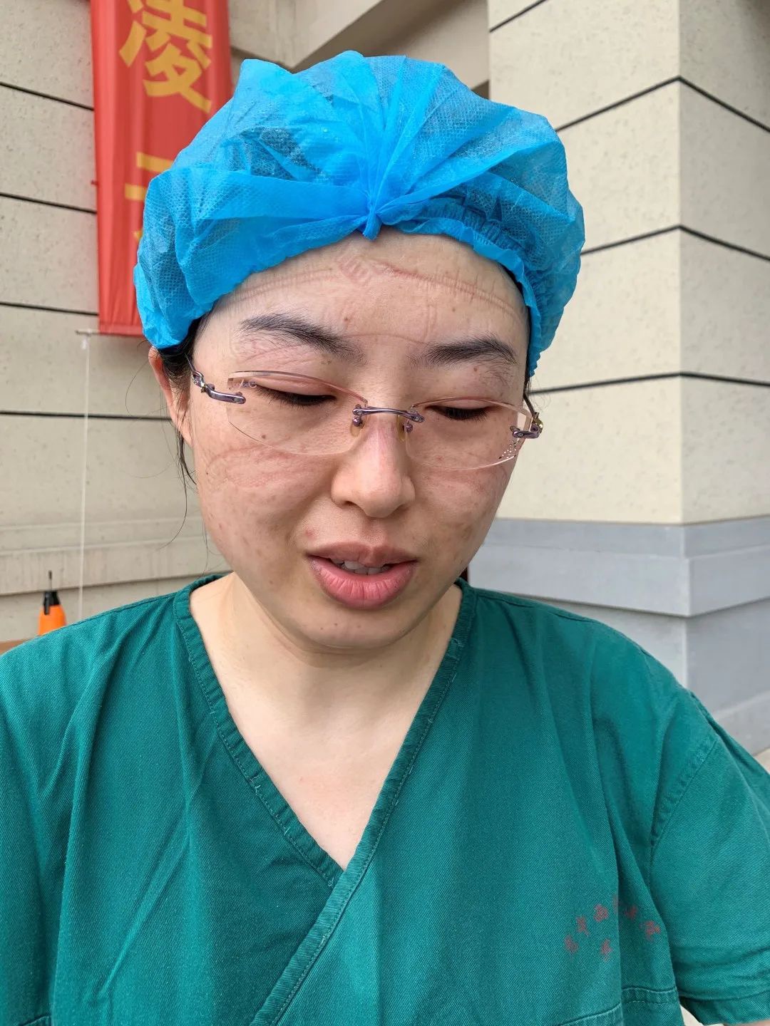 医院采集工作的同时,集结50余人支援街道社区;21日晚11点,由30位医生