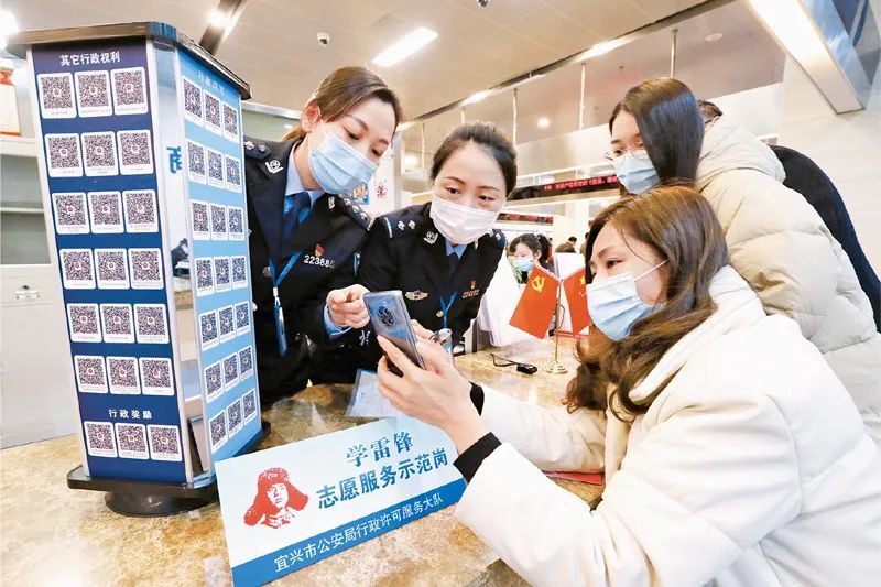 江苏省宜兴市努力提升便民服务水平,实现了不动产登记、户口迁移、水电气业务“一站式”办理,切实解决群众办事“多头跑”的问题。图为2021年3月,宜兴市公安局行政许可服务大队为群众提供“一站式”办理服务。江苏省委宣传部供图 江苏省宜兴市努力提升便民服务水平,实现了不动产登记、户口迁移、水电气业务“一站式”办理,切实解决群众办事“多头跑”的问题。图为2021年3月,宜兴市公安局行政许可服务大队为群众提供“一站式”办理服务。江苏省委宣传部供图