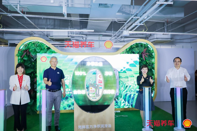 从左至右分别为:壳牌润滑油大中华区市场部总经理陈馨颖、新康众CEO商宝国、壳牌大中华区乘用车润滑油销售总经理汪锴、新康众润滑油总经理高飞